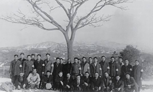 삼의사 유해발굴단원들 단체 사진