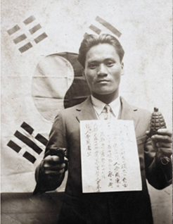 선서문을 목에 건 윤의사